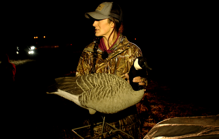 setting_up_goose_decoy_in_am